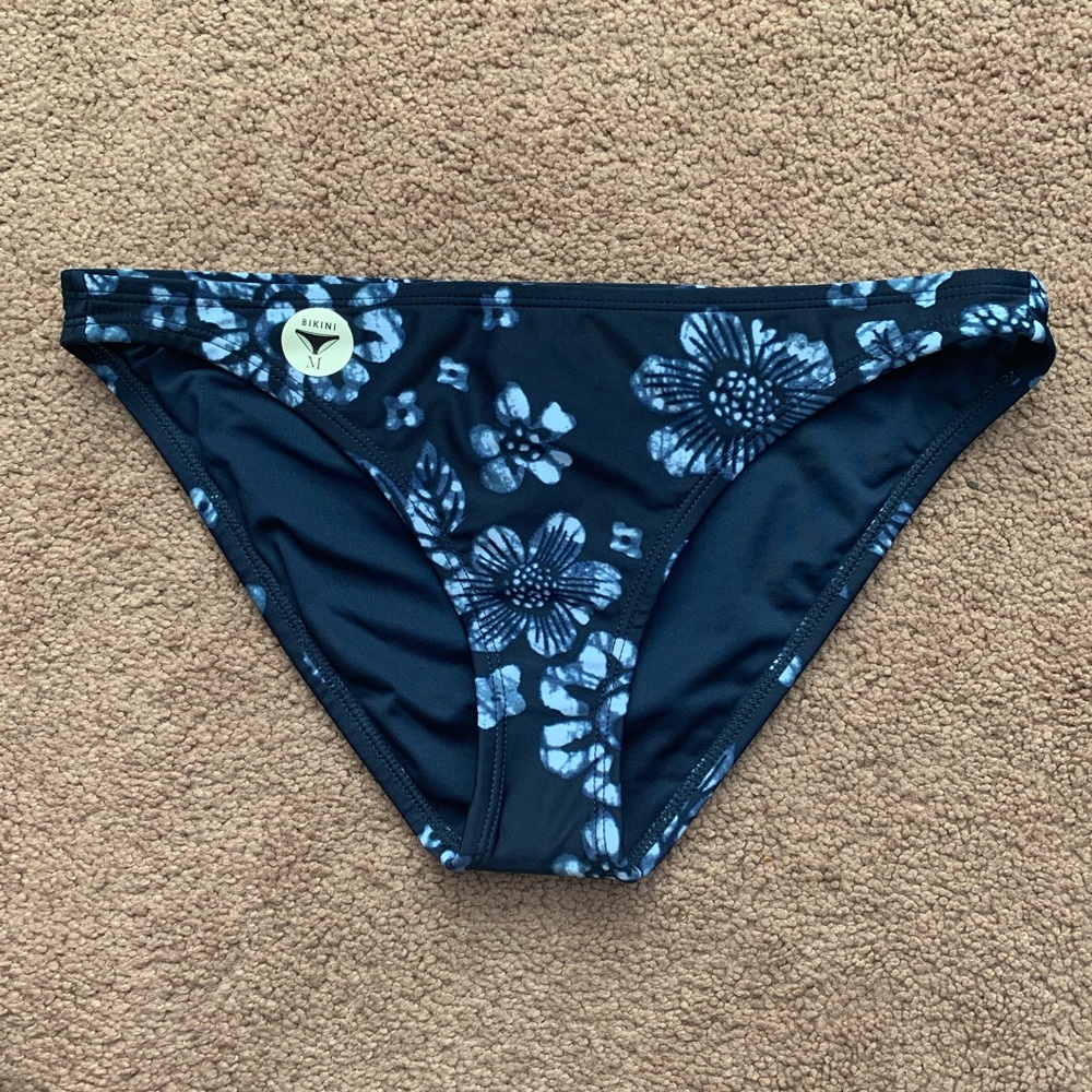 💙 Aero Batik Flower Bikini Bottom 👙 NWT!